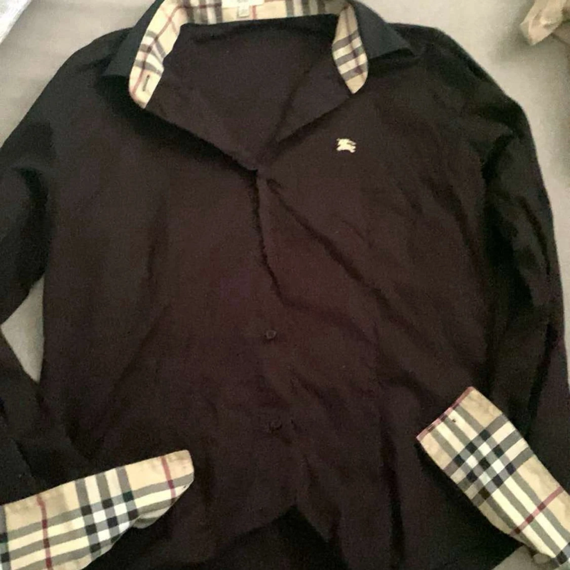 Svart Burberry skjorta med rutig krage - 1