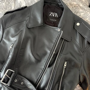 Svart skinnjacka från Zara  - Skinnjacka från Zara används inte längre , har endast använt den under våren.