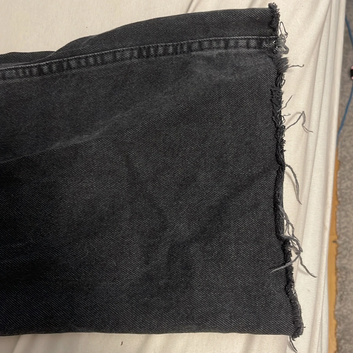 Svarta raka jeans med rå kant - 2