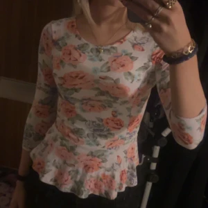Blommig top  - Blommig top storlek S