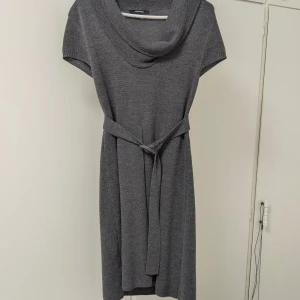 Vintage stickad klänning med skärp - Mjuk o skön, passform S/M