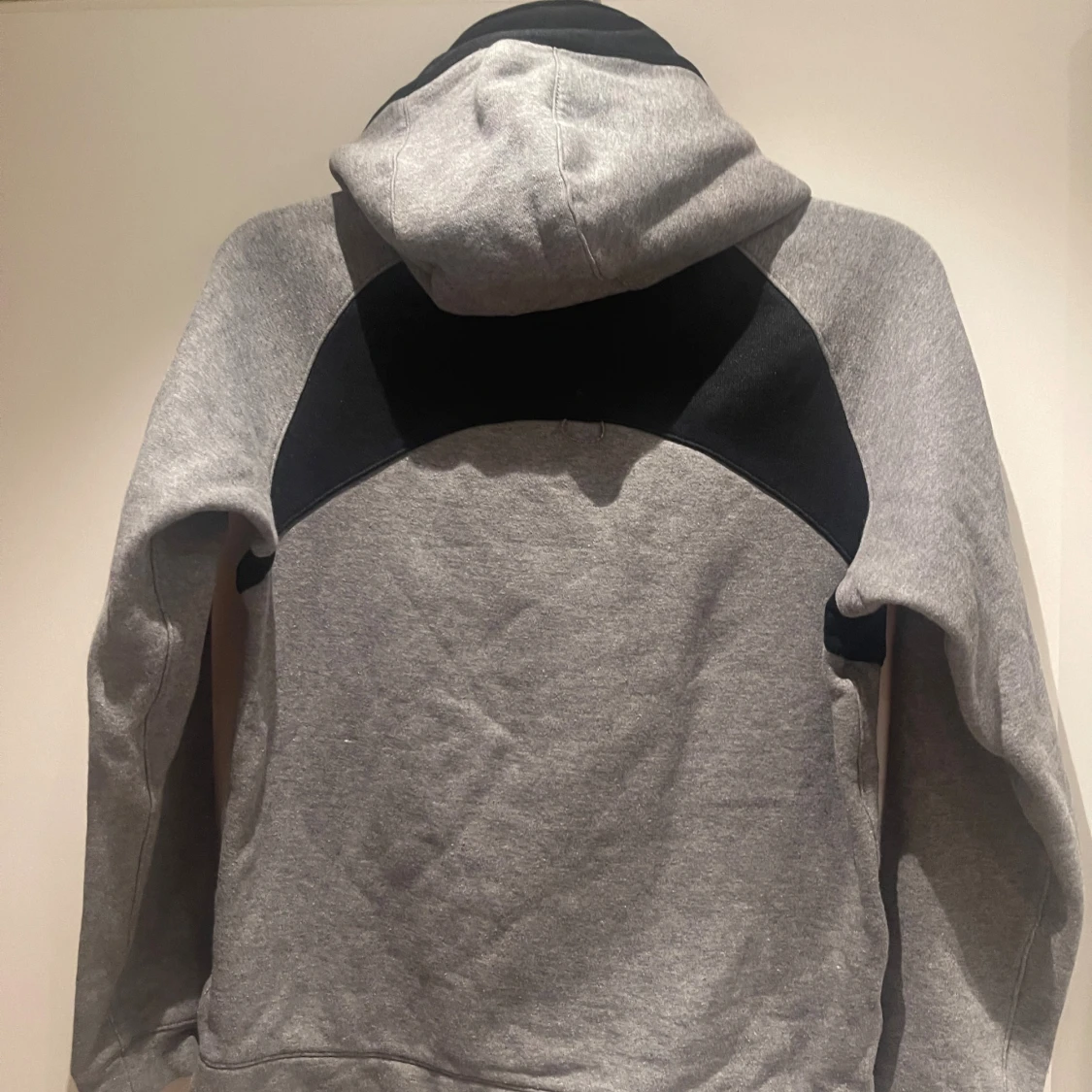 Nike Air hoodie i grått och svart - 1