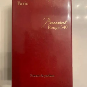 Baccarat Rouge 540 Extrait Parfym - Lyxig och ikonisk parfym från Maison Francis Kurkdjian. Extrait de parfum-variant, 70 ml. Perfekt för dig som vill sticka ut med en exklusiv doft. Tillverkad i Paris.