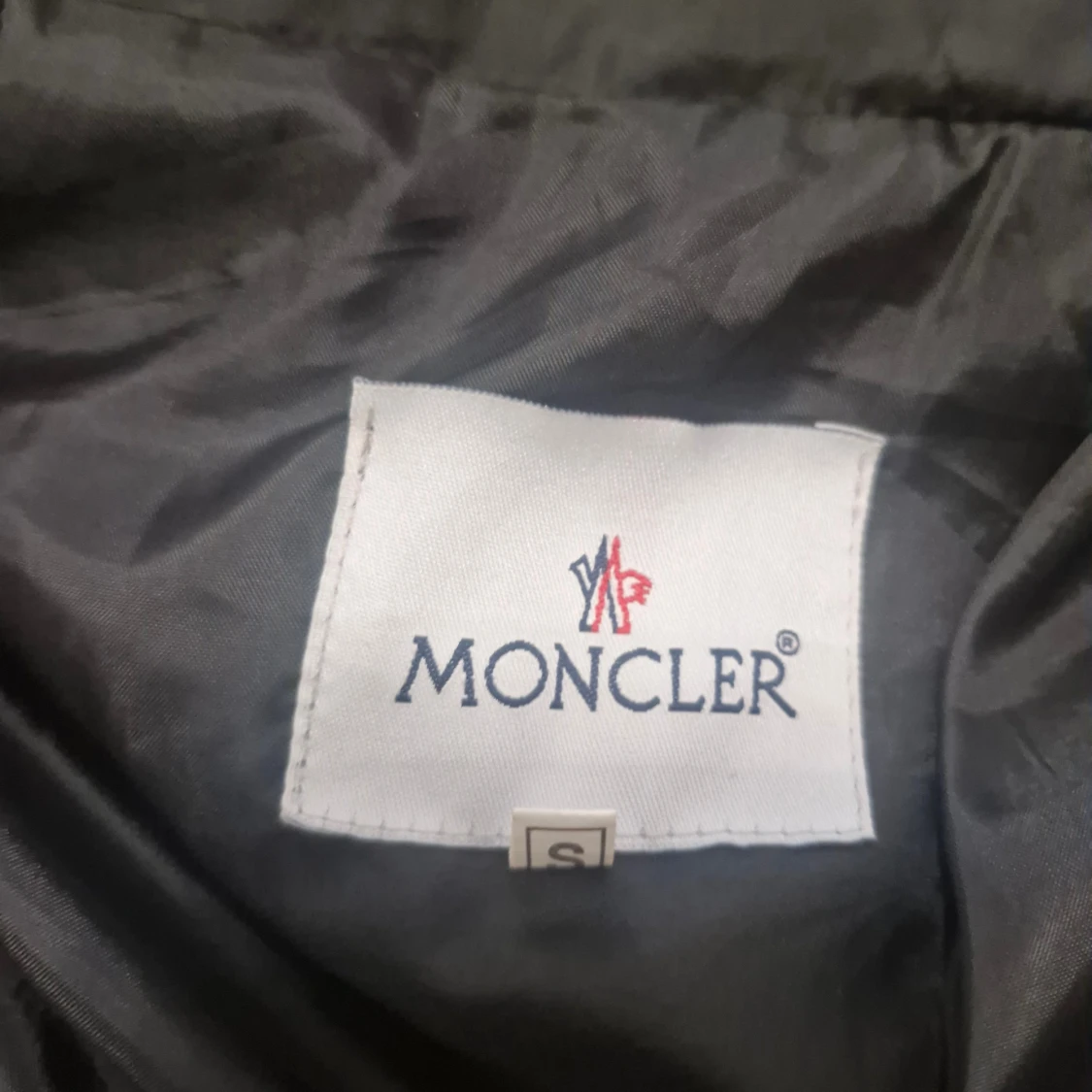 Svart dunväst från Moncler med huva - 3