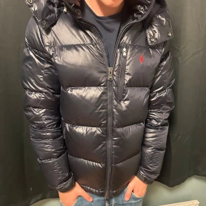 Ralph lauren jacka - Ralph lauren jacka i storlek S men sitter som en M. Personen på bilden är 184. Fråga gärna frågor. 