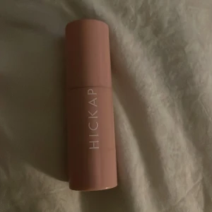 Hickap Golden Truffle Bronzer Stick - Bronzer i stickformat från Hickap i färgen Golden Truffle. Snygg, cylinderformad förpackning i matt rosa plast med vit logga. Perfekt för att skapa en solkysst look och konturera ansiktet med krämig formula som är lätt att blenda.