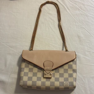 LouisVuitton axelväska - Priset kan diskuteras vid snabb affär 