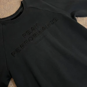 Peak Performance sweatshirt - Säljer en sweatshirt från Peak Performance med broderad logga framtill☺️