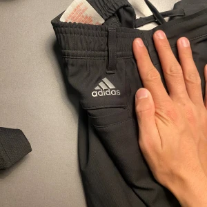 Adidas golf byxor  - Säljer nu dessa adidas golf byxor i st 164 men passar lite längre, bara höra av dig vid frågor eller funderingar, pris kan absolut diskuteras🤩