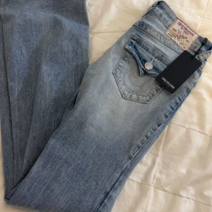 True Religion jeans blå - Blåa True religion jeans i modellen Becca storlek 24, prislappen kvar så helt som nya🫶🏽