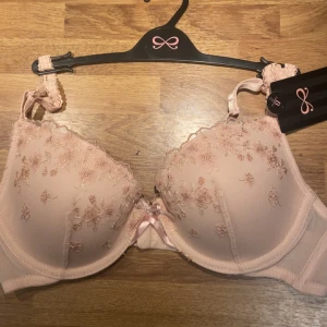 Set från Hunkemöller - Bh storlek 75B trosan xs