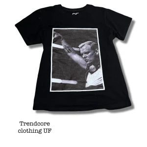 Svart t-shirt med stor fotoprint - Sjukt snygg T-shirt med Avicii tryck| storlek S| hör av dig vid funderingar| Mvh trendcore clothing