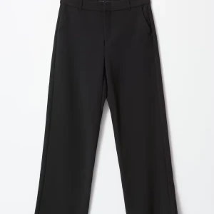 Kostymbyxor  - Kostymbyxor i svart i mid waist från Gina. Mycket fina men va för korta för mig tyvärr 