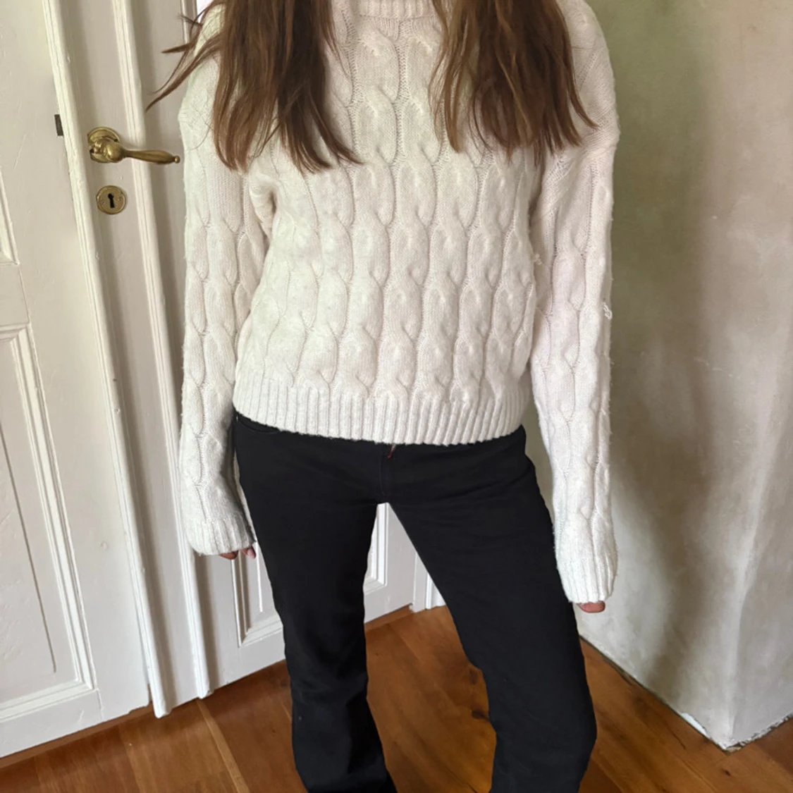 Vit kabelstickad tröja