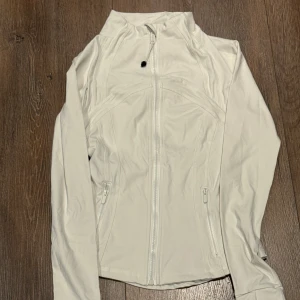 Lululemon define jacket xxs/xs - Hjälper min tjej att sälja tröjan då den va för liten. xxs/xs