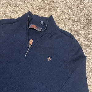 Morris halv zip polo marinblå herr S  - Morris halvzip i marinblå färg. Mycket fint skick inga defekter. Storlek S passar nog även xs. 100% merinoull. Postas antigen samma dag som köp eller dagen därpå🙌💯