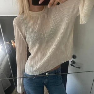 Krämvit ginatricot blus  - Använd fåtal gånger, väldigt skön i materialet. Stretchigt också, även lite genomskinligt som man kan se på bilden😊