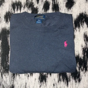 Mörkblå stickad tröja Polo Ralph Lauren - Mörkblå stickad tröja från Polo Ralph Lauren. Super bra skick. Perfekt till hösten och vintern. Priset kan diskuteras.