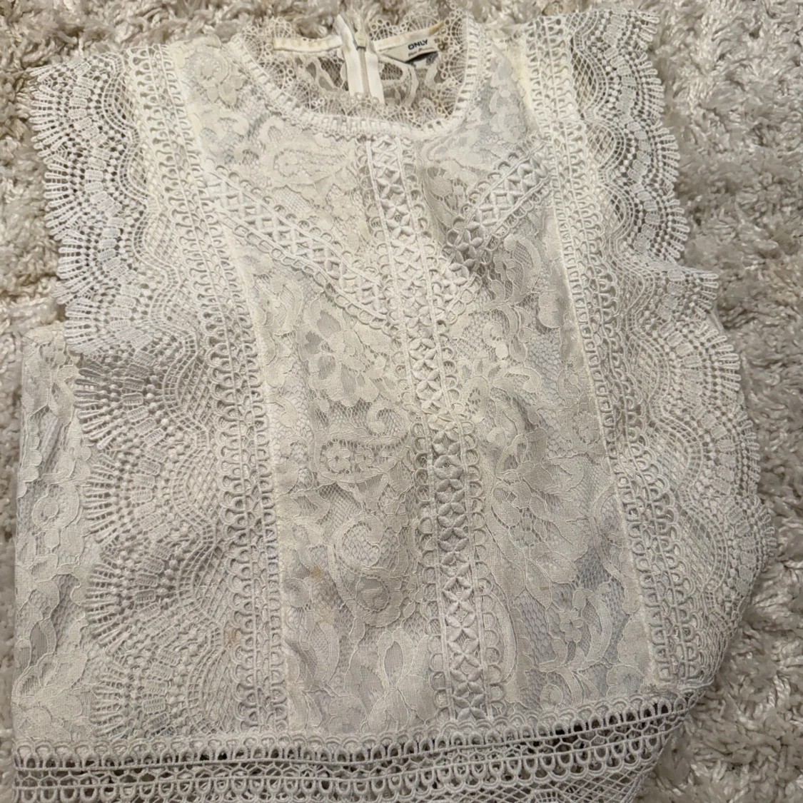 Vit spetsblus från ONLY XS