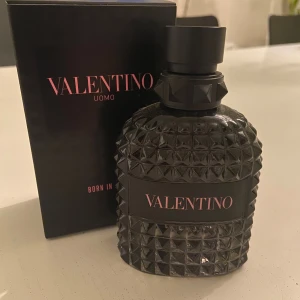 Valentino Uomo Born In Roma - Stilren och modern parfym från Valentino. Flaskan har en unik design och texten 'Born in Roma' ger en exklusiv känsla. Perfekt för dig som vill sticka ut med en ikonisk doft.                   Flaskan är 100ml men jag har använt ca 5ml