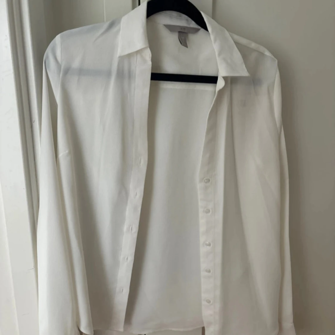 Vit skjorta från H&M i storlek 32