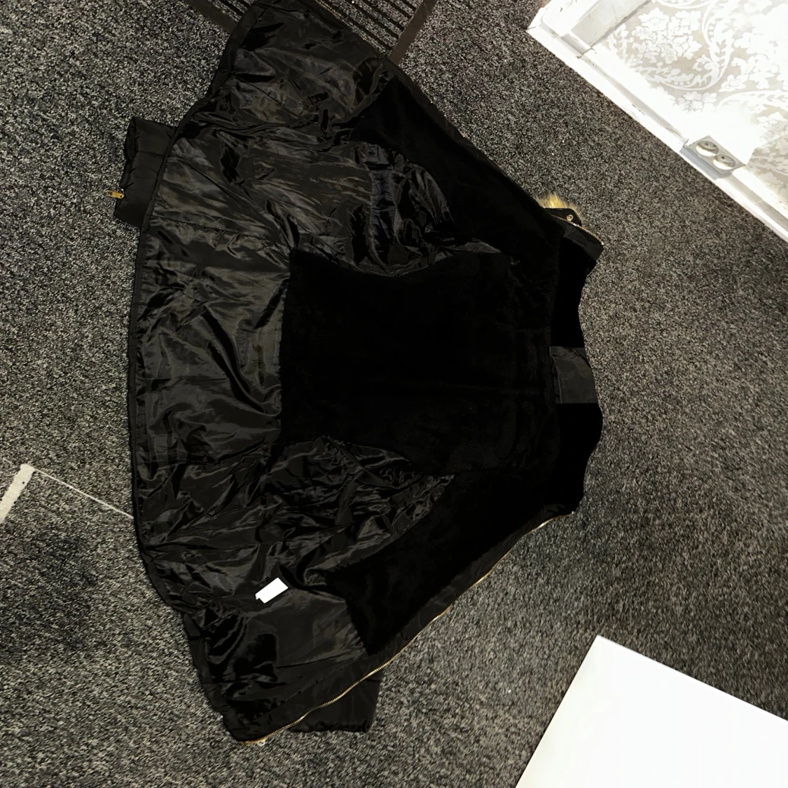 Svart pufferjacka med fuskpäls - 2