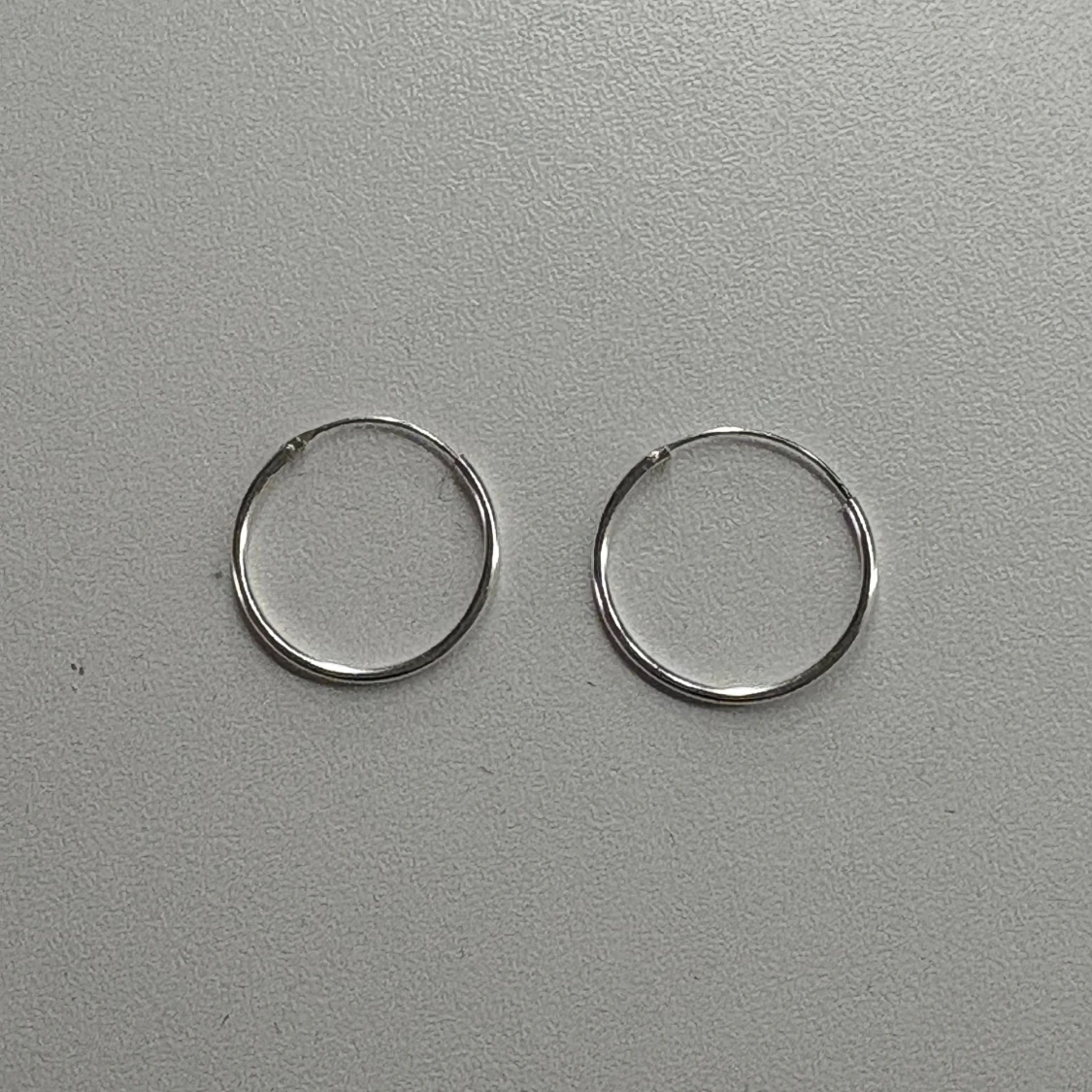 Enkla silverfärgade hoops örhängen, små