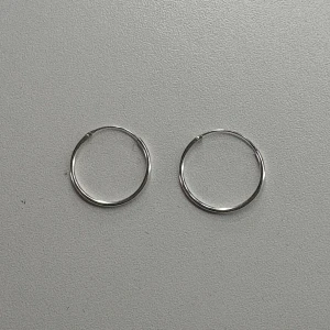 Enkla silverfärgade hoops örhängen, små - Säljer ett par klassiska hoops i silverfärg. De är tunna, runda och minimalistiska, perfekta för dig som gillar en clean och stilren look. Passar till allt och är superlätta att bära hela dagen.