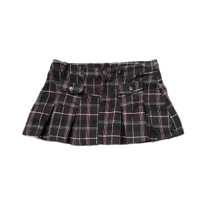 Rutig minikjol - Supersöt vintage minikjol med låg midja från märket fishbone, perfekt nu till hösten!! Kjolens längd är 27 cm och midjemåttet rakt över 38,5 cm. Enligt lappen storlek s. Behöver absolut strykas men i övrigt fint skick. Använd köp nu💗