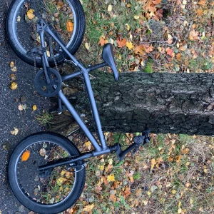  En tricks bike cykel  - Ingen elektronikprodukt identifierad på bilderna. Bilderna visar en cykel, inte en elektronisk enhet. Vänligen ladda upp bilder på elektronik för att få en relevant beskrivning.