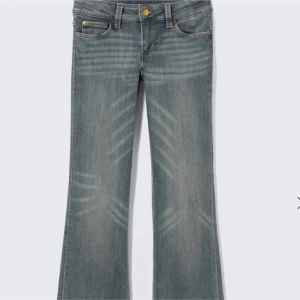 Bootcut jeans i ljusblå denim - Snygga bootcut jeans i ljusblå denim från weekday. Pris kan diskuteras 