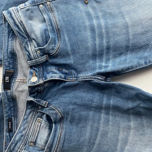 As snygg jeans från LTB  - Snygga blå jeans från LTB, modellen Valerie. Innerbenslängd: 79-80 cm, midjemått: 39 cm. Skriv gärna vid fler frågor💕