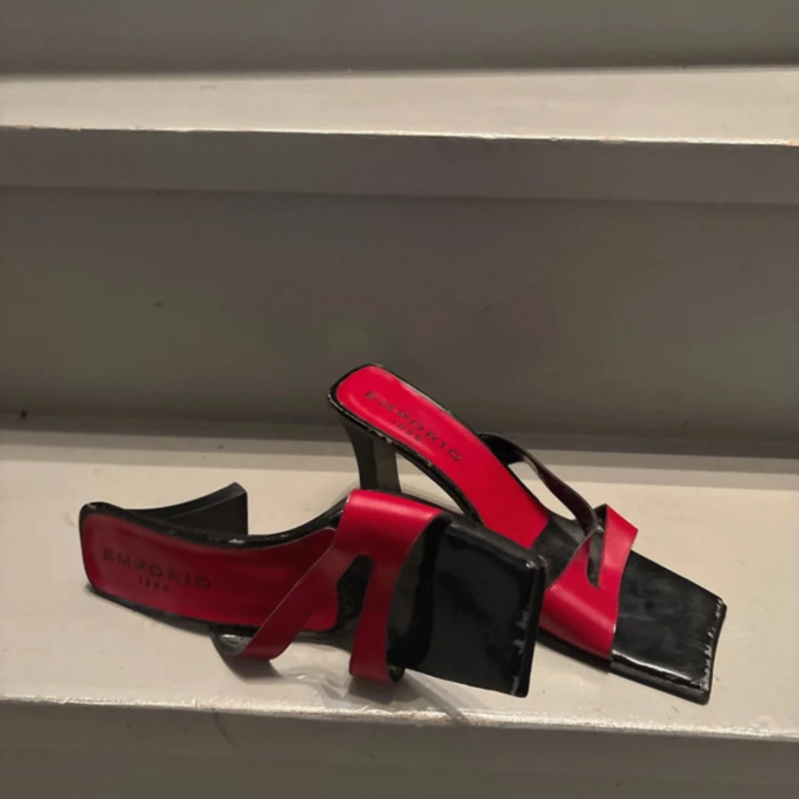 Svarta/ röda klackar Emporio