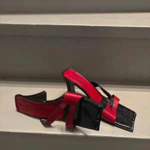 Svarta/ röda klackar Emporio - Unika klackskor från Emporio med cool design i svart och rött. Tyvärr passar dom inte längre och dags att byta ägare🙏🏼💋Jag har använt dom skonsamt.