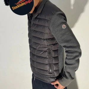 Grå Moncler pufferjacka med stickade ärmar - Grå moncler cardigan i storlek S. Mycket bra skick ✅pris kan diskuteras vid snabb affär. Fraktar inom 24h📦💨OBS ett litet hål i kragen som inte syns utifrån 