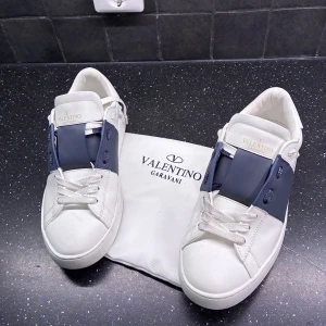 Valentino opens - Säljer blå Valentino opens storlek 43. Använt lite. Smutsen är lätt att ta bort👍 Köpt på deras hemsida