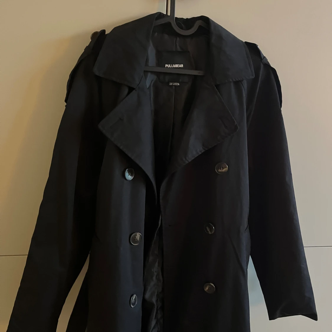 Svart trenchcoat från Pull&Bear - 2