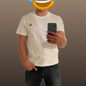 T-shirt  - Helt ny! Levereras inplastade, skickas inom 24h🔜📦 Finns fler bilder privat 🙌🏼                          Personen på bilden är 180cm lång och väger 80kg. Personen på bilden bär en Storlek M. 