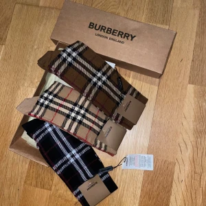 Burberry strumpor 3 pack Strl 45-46 - Helt nya, fin replika med grym kvalitét. EU SIZE: 45-46. 3 par strumpor ingår. Pris: 799kr. Först till kvarn som gäller. Skickas direkt inom 24h