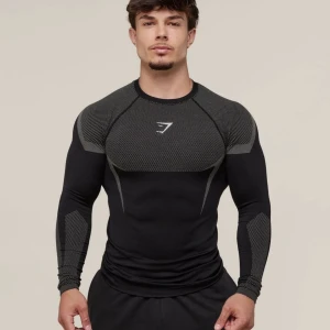 Gymshark Onyx v5 muscle fit longsleeve t-shirt - Säljer den populära Gymshark Onyx v5 muscle fit long sleeve i storlek L. Produkten är helt oanvänd och helt ny. Den är slutsåld överallt, alltså en exklusiv tränings tröja från gymshark. Detta är den senaste versionen med förbättrad passform, sömlös design och ventilerande paneler som framhäver kroppen perfekt. Perfekt för gymmet, löpning eller som en snygg tränings-topp till vardags. Priset går att diskutera. För fler bilder eller info vänligen skriv privat. (Digitalt kvitto finns) 