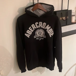 abercrombie & fitch hoodie - Storlek xxl sitter mer som L/M. Skriv om ni har fler frågor 🙌😊