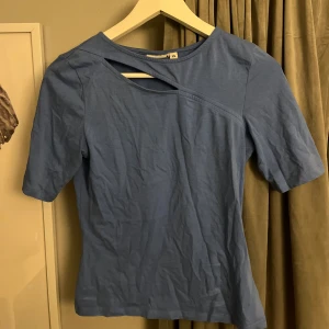 Blå topp med cut-out från Kappahl -  blå topp från Kappahl i storlek XS med cut-out detalj vid halsen💙 den passar även de som bär storlek S!