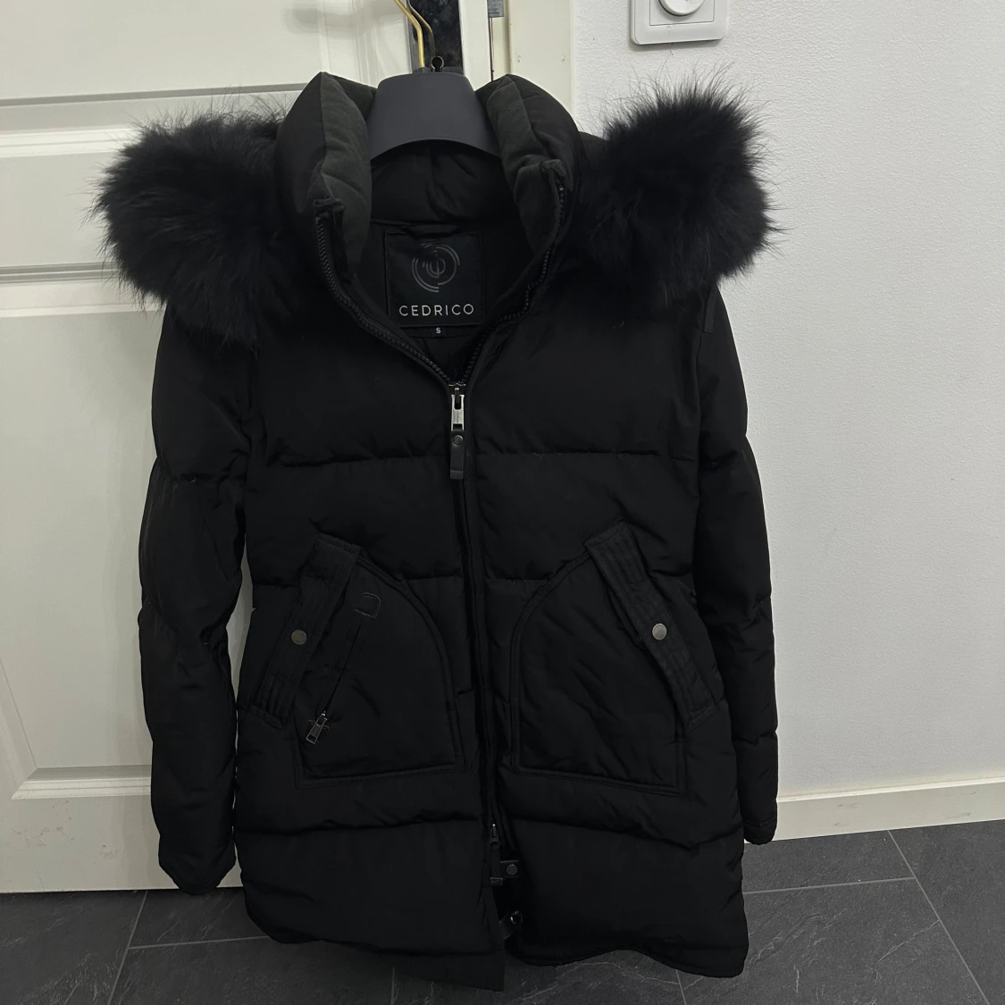 Svart pufferjacka från Cedrico med äkta päls