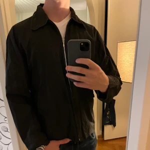 Svart J.Lindeberg jacka  - Säljer denna sjukt snygga jackan från J.Lindeberg⭐️ Färgen är svart och storleken är M✅ Den har inga defekter och skicket är utomordentligt🙌🤝 Sjukt najs passform och passar perfekt till hösten🍁🙌 Tveka inte på att höra av er dig vid minsta fråga eller fundering😊