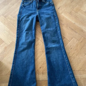 Lee jeans bootcut  - LEE jeans modell breese storlek:24/31 har dock sytt upp byxan för att passa. 92 cm lång använd fåtal gånger 
