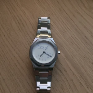 Klocka - En fin och snygg klocka som det står who cares I,am already late.priset kan diskuteras 