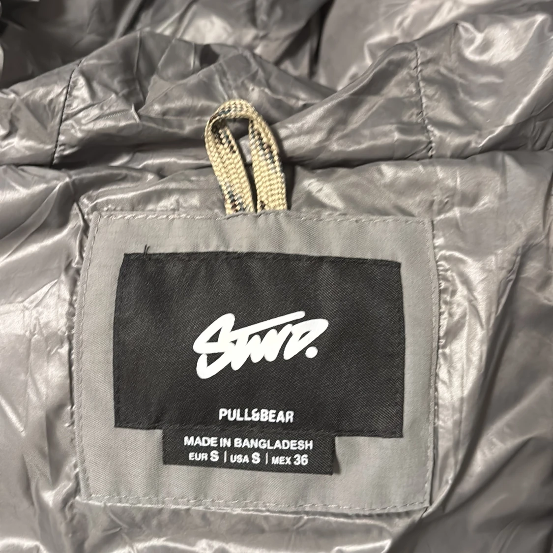 Grå pufferjacka från Pull&Bear - 3