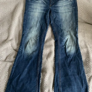 Blå bootcut jeans från ONLY, stl 38/32 - Snygga blå bootcut jeans från ONLY med slitningar och ljusare partier framtill och baktill. Vintage och väldigt bra sick😍st 38 längd 32