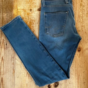 Replay Anbass jeans blå 28/32 - Blåa Replay jeans i den populära modellen Anbass | Skick: 9/10 | Pris: 399, kan diskuteras vid snabba affär. 