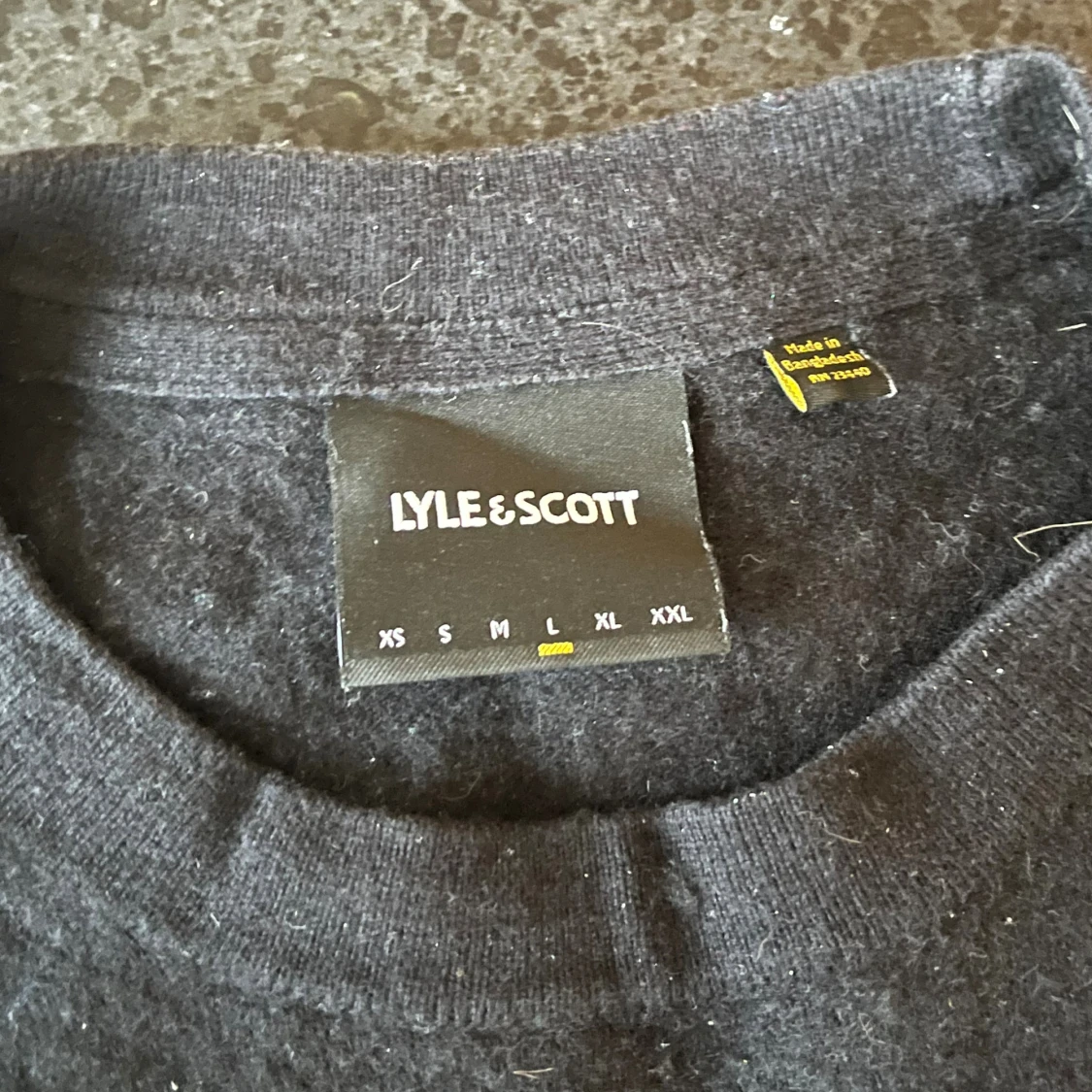 Svart stickad tröja från Lyle & Scott - 4